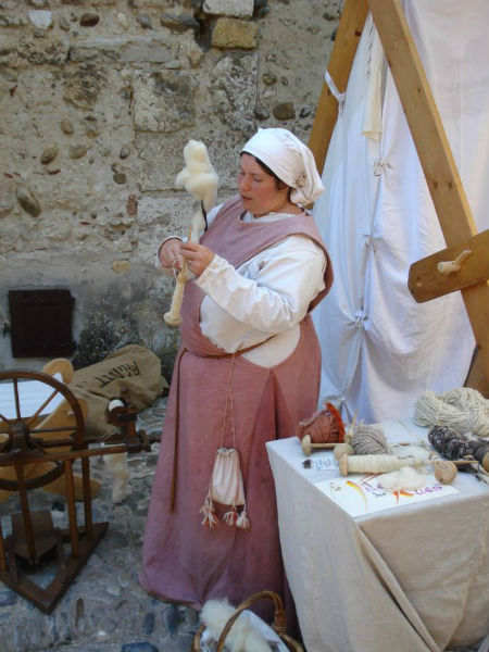 animation filage de laine médiévale la fileuse des rues